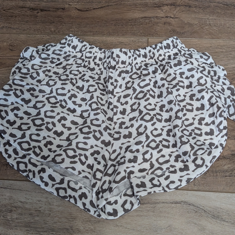 Leopard Print Ruffle Sleeve Top - Picture 11 of 16